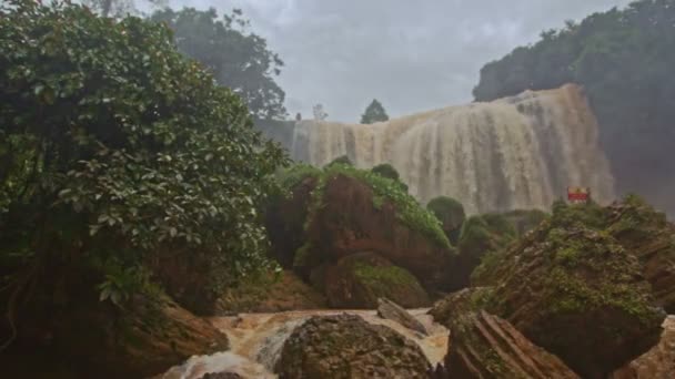 Cascade de rivière de montagne orageuse — Video