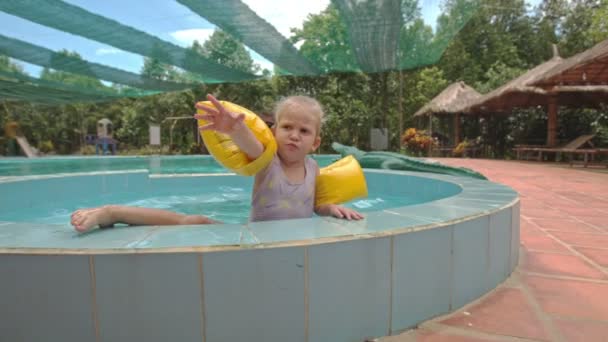 Niña en la piscina — Vídeo de stock