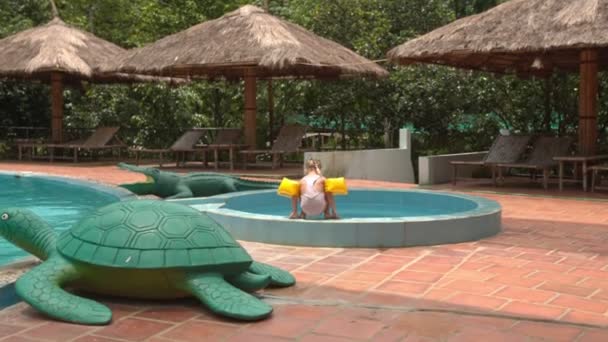 Kleines Mädchen im Schwimmbad — Stockvideo