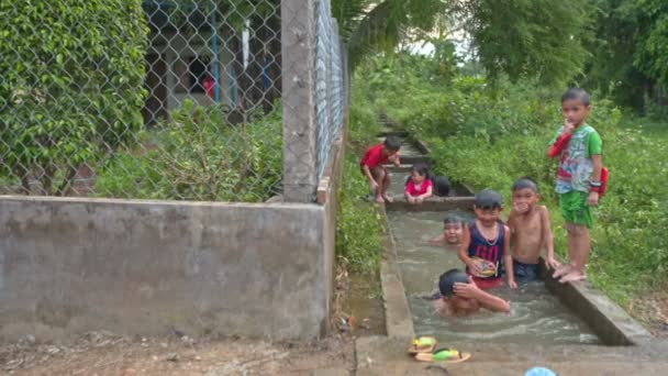 Vietnamesische Kinder spielen im steinernen Kanal — Stockvideo