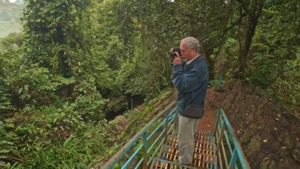 Homme se tient sur un petit pont en bois — Video