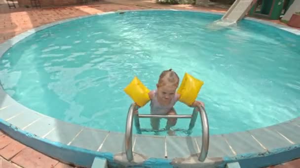 Маленькая девочка у бассейна — стоковое видео