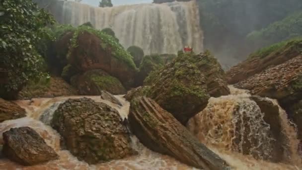 Cascade van stormachtige berg rivier — Stockvideo