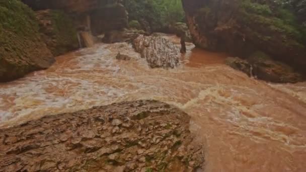 Cascata di fiume di montagna tempestoso — Video Stock
