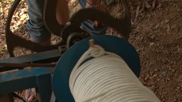 Man winden met wiel handgreep dik touw — Stockvideo