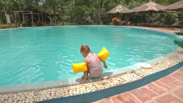 Little girl at swimming pool — Stock Video