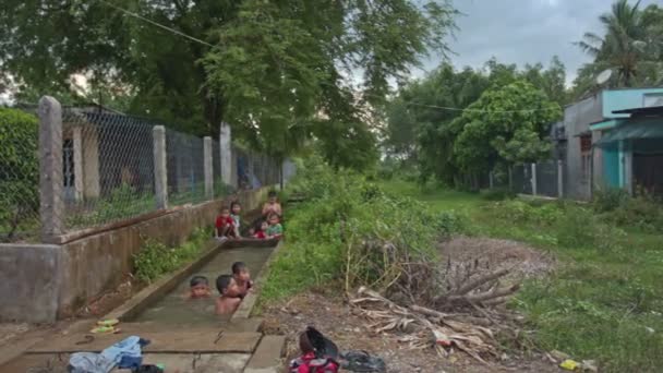 Vietnamesiska barn spela i sten canal — Stockvideo