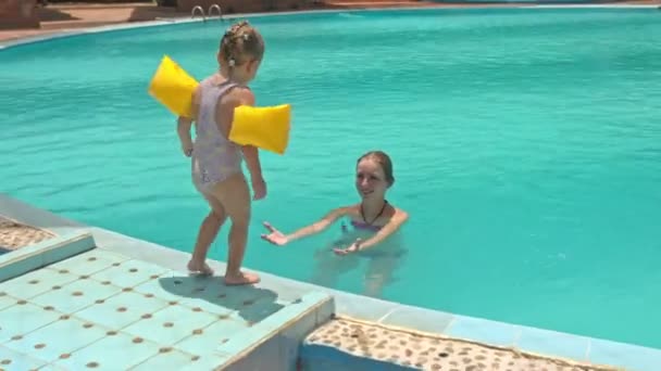 Fată și mama ei la piscină — Videoclip de stoc