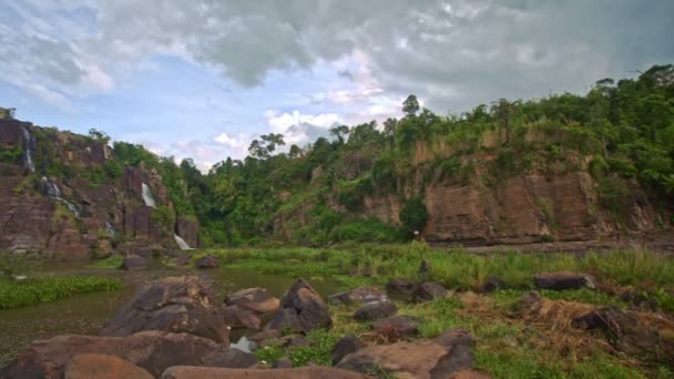 Verdes laderas rocosas del río — Vídeos de Stock