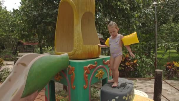 Bambina si arrampica su scivolo d'acqua — Video Stock