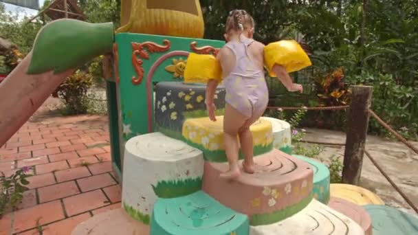 Little girl  comes out of swimming pool — Stock Video