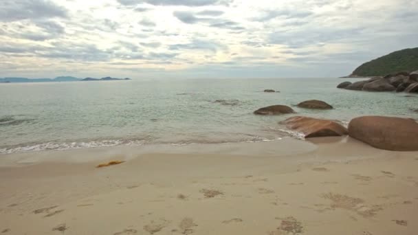 Длинный песчаный пляж — стоковое видео