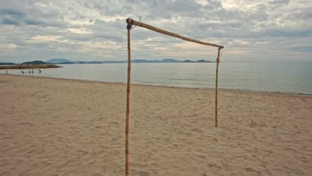 Volleyballnett på sandstrand – stockvideo