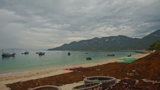 Sendero en primera línea de playa a playa de arena — Vídeos de Stock