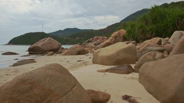 Rocce sulla spiaggia di sabbia — Video Stock