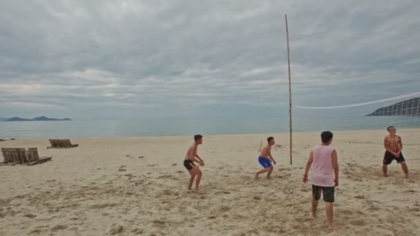 Mensen spelen beachvolleybal — Stockvideo