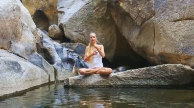 Kız pratiği Yoga şelale yakınında