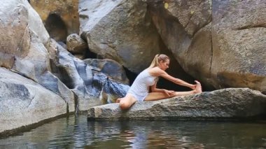 Kız pratiği Yoga şelale yakınında