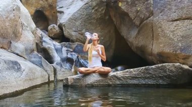 Kız pratiği Yoga şelale yakınında