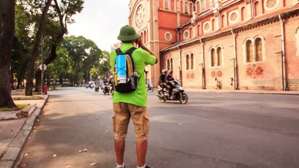 Turista senior en Vietnam — Vídeo de stock