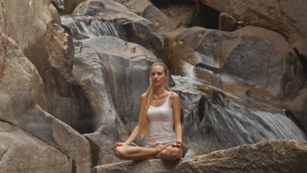 Menina praticando Yoga perto de cachoeira — Vídeo de Stock