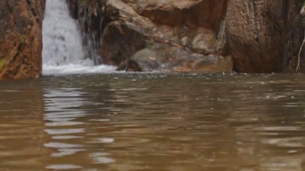 Cascada de río de montaña — Vídeos de Stock
