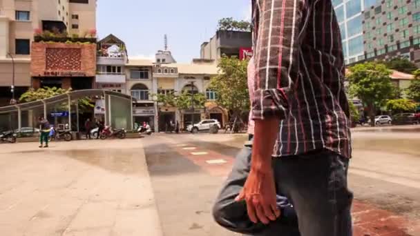 Vietnamesiska kille tvättar torget — Stockvideo