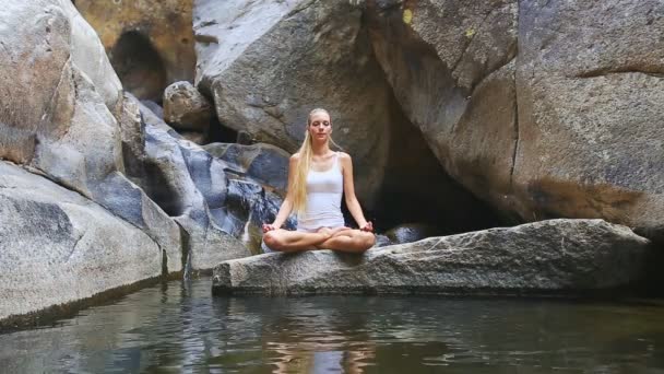 Menina praticando Yoga perto de cachoeira — Vídeo de Stock