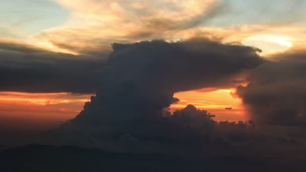 Belo céu ao pôr-do-sol — Vídeo de Stock