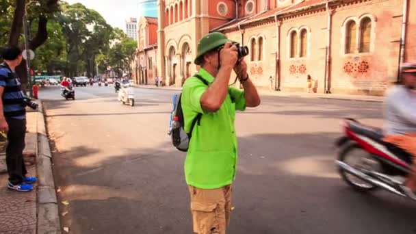 Starszy turysta w Wietnamie — Wideo stockowe