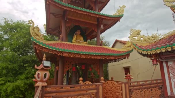 Vele verdiepingen tellende pagode met God standbeeld — Stockvideo