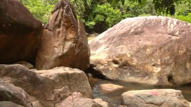 Grandes rocas marrones — Vídeos de Stock