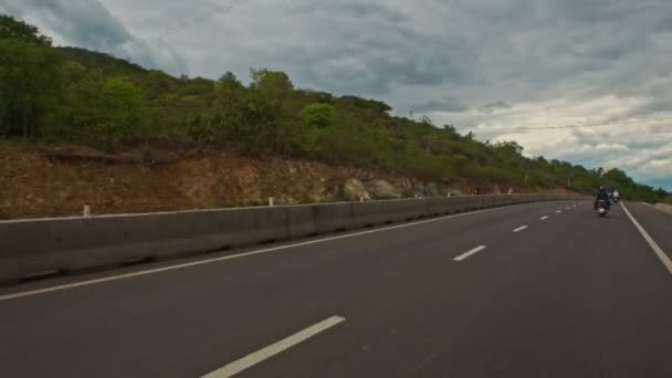 Scooters rijden langs snelweg — Stockvideo
