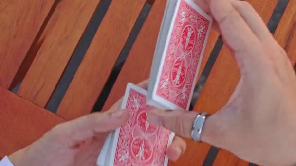 Manos barajar tarjetas — Vídeo de stock