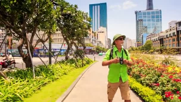 Senior turist i Vietnam — Stockvideo