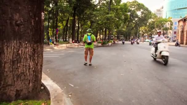Старший турист во Вьетнаме — стоковое видео