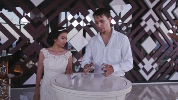 Conjurer frågar bruden gissa kortet — Stockvideo
