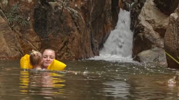 Niña con madre en el lago — Vídeos de Stock