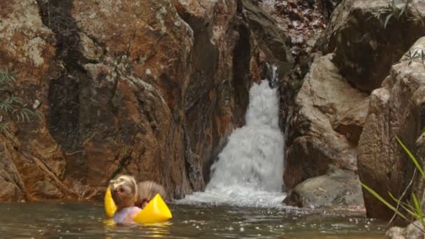 Niña con madre en el lago — Vídeos de Stock