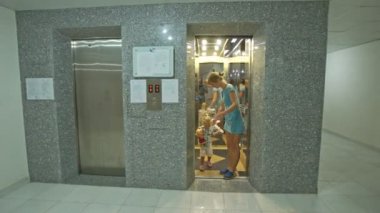 kadın ve küçük kızı