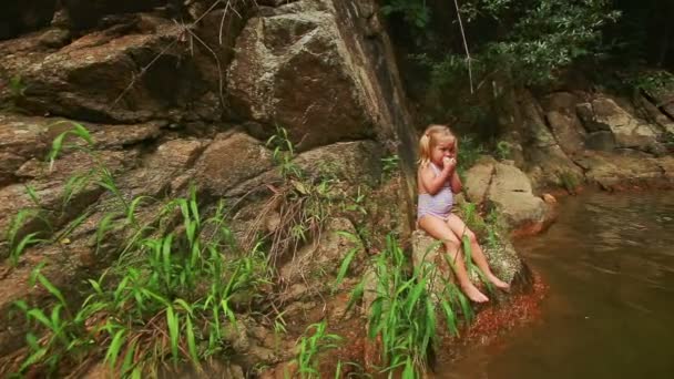 Маленькая блондинка в купальнике — стоковое видео