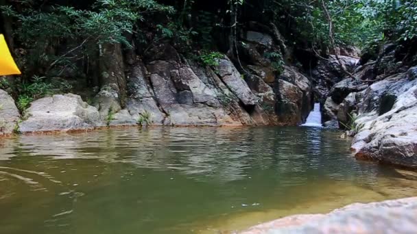 Madre sostiene pequeña niña — Vídeos de Stock