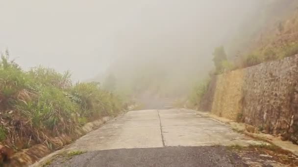 Estrada de asfalto de montanha nebulosa — Vídeo de Stock