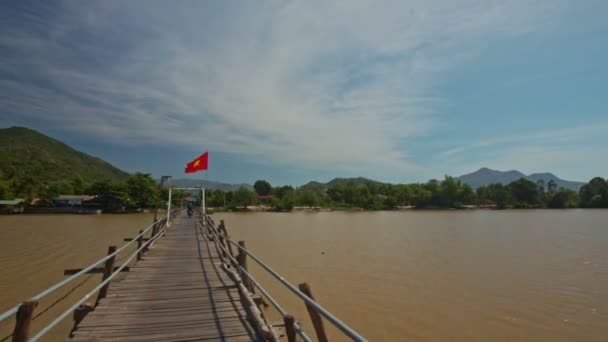 Viejo puente de madera estrecho — Vídeo de stock