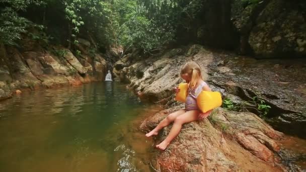 Fetiță blondă în costum de baie — Videoclip de stoc