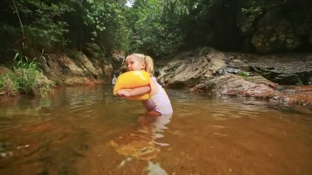 Klein meisje in de vijver — Stockvideo