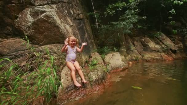 Klein meisje in zwembroek — Stockvideo