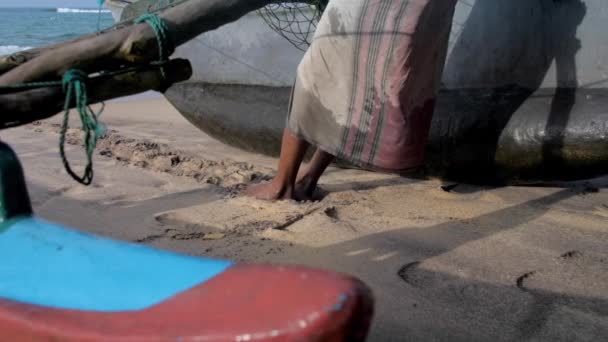 Pescador piernas grupo en playa arena tirando barco de pesca — Vídeo de stock