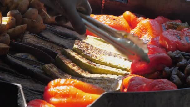 Persona prepara barbacoa vegetariana y mueve pimientos rojos — Vídeo de stock