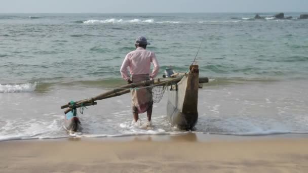 Pescador local puxa mão feita construção de pesca por mar — Vídeo de Stock